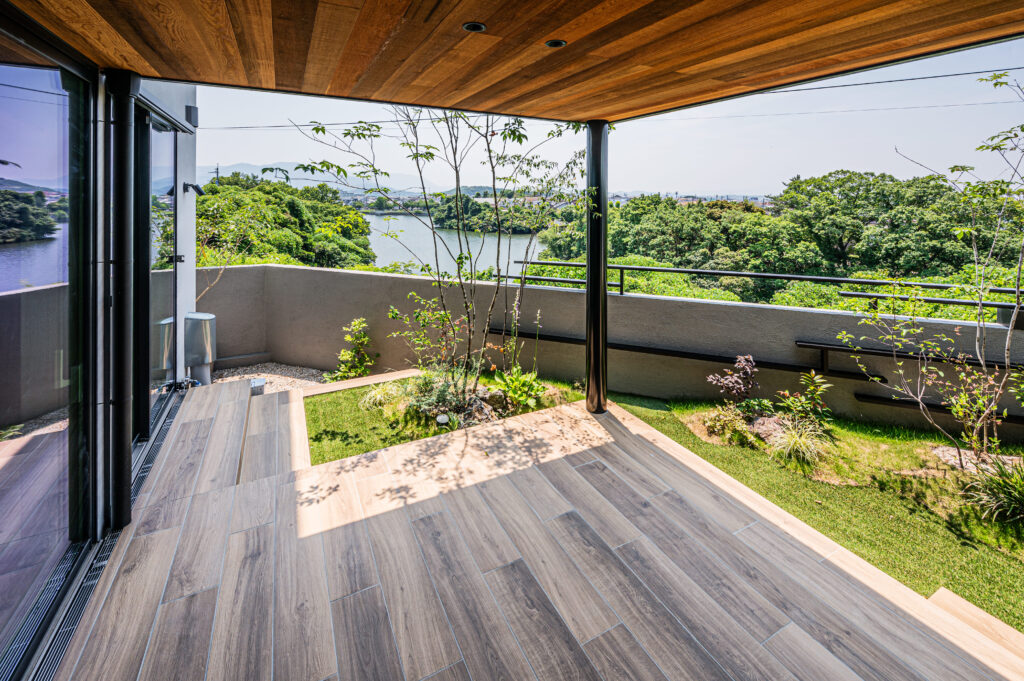 福岡市の注文住宅実例、無垢材と吹き抜けリビングの邸宅